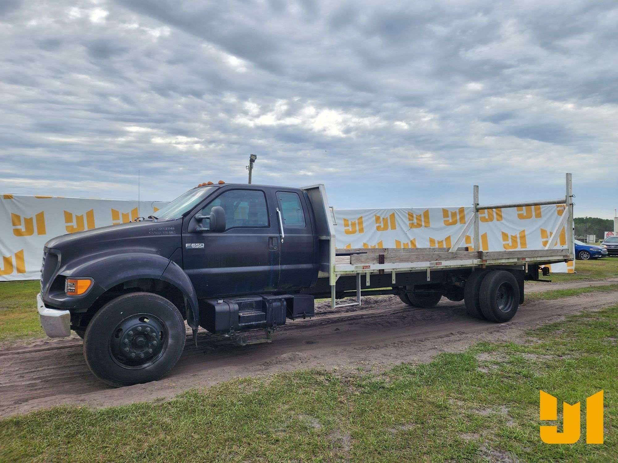 2003 Ford F-650 Equipment Image0