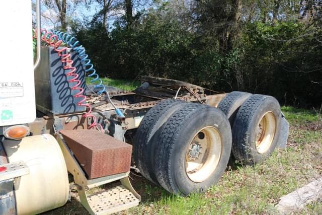 Image of Freightliner Columbia 120 equipment image 2