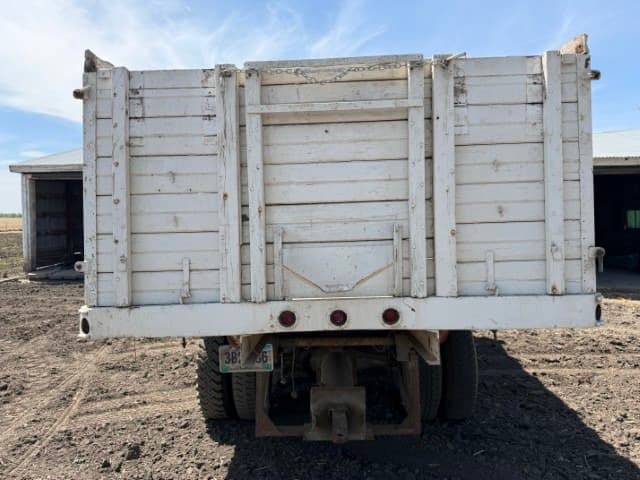 Image of International Loadstar 1600 equipment image 3