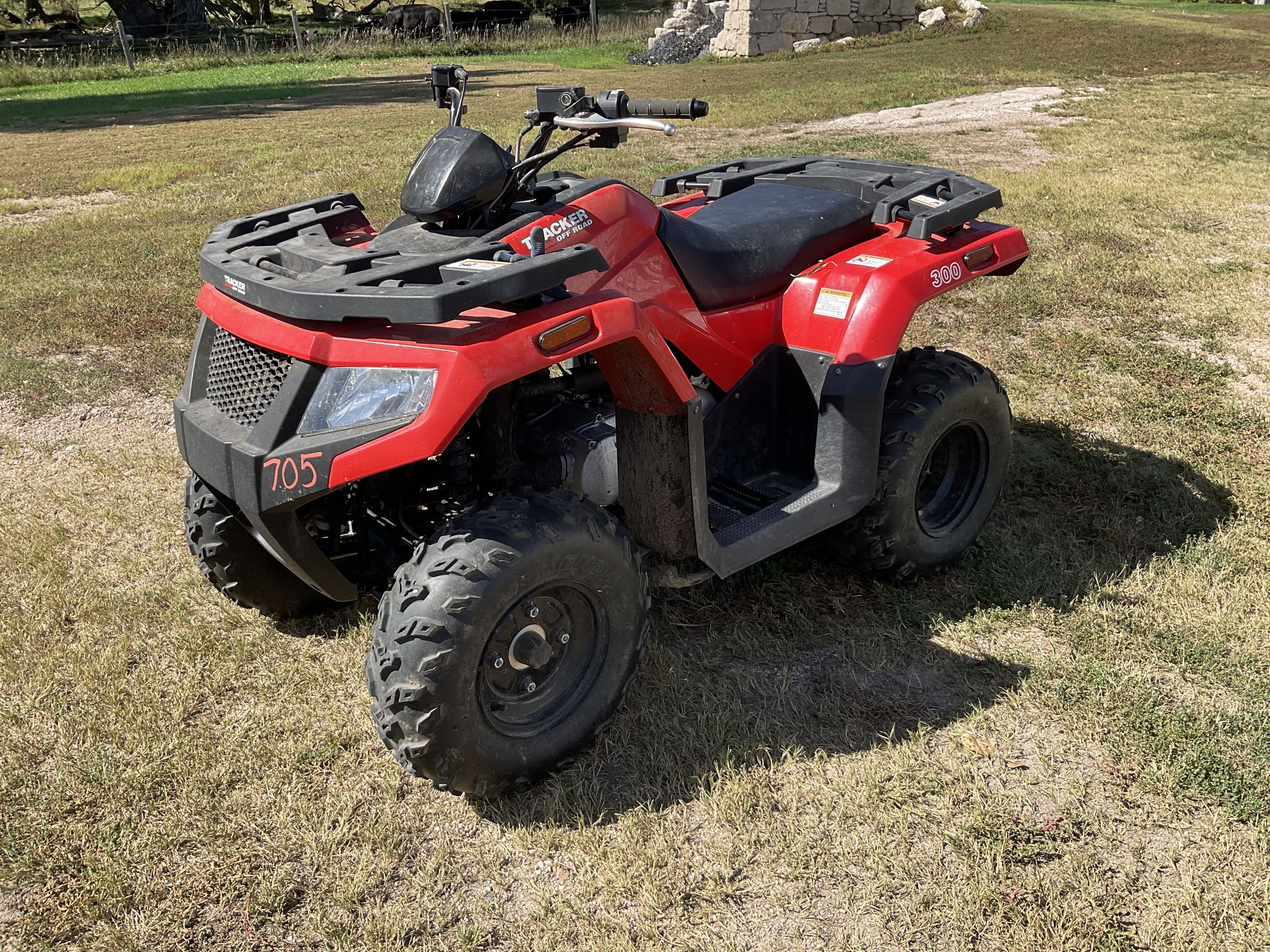 2022 Tracker 300 Equipment Image0