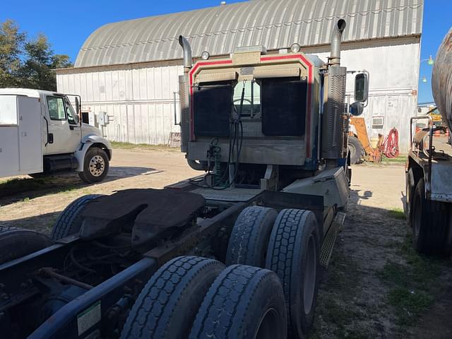 Image of Freightliner Classic equipment image 4