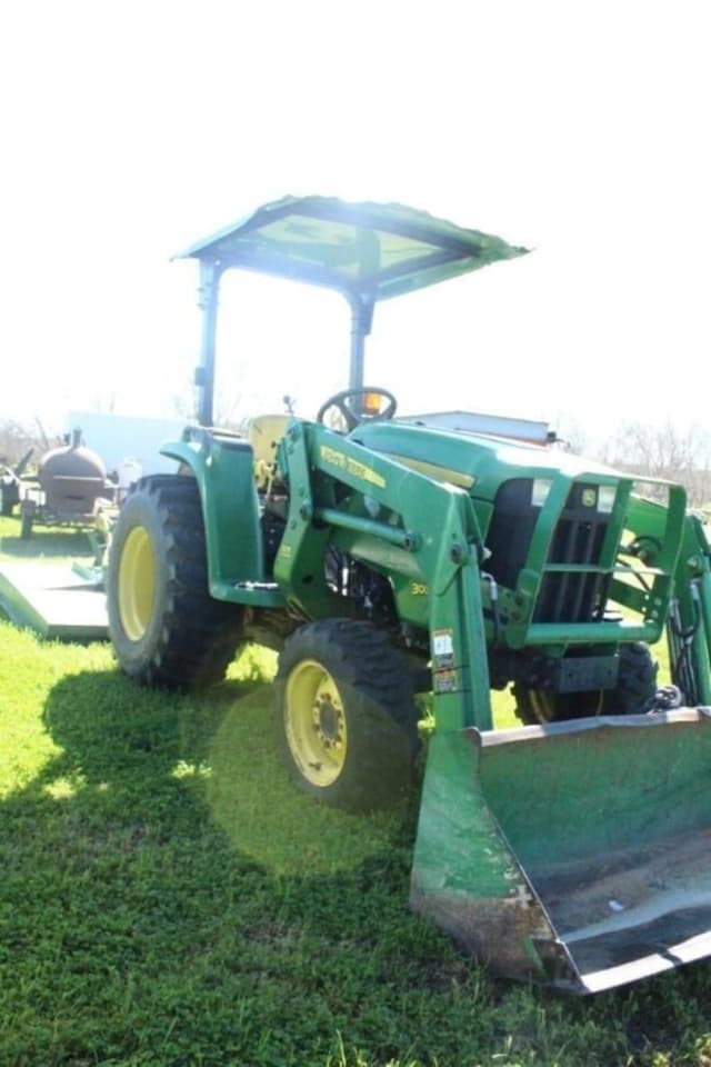 Image of John Deere 3038E equipment image 2