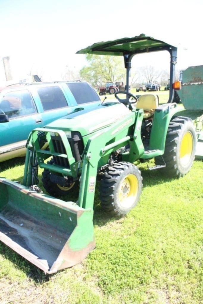 John Deere 3038E Equipment Image0
