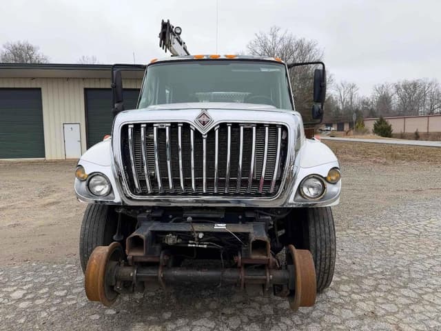 Image of International 7300 equipment image 4