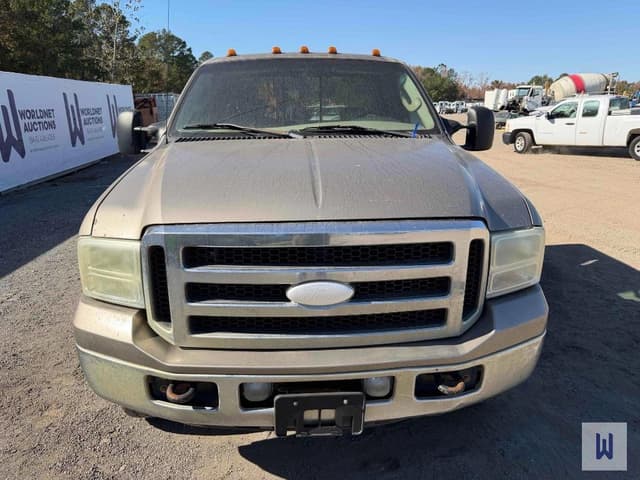 Image of Ford F-350 equipment image 2