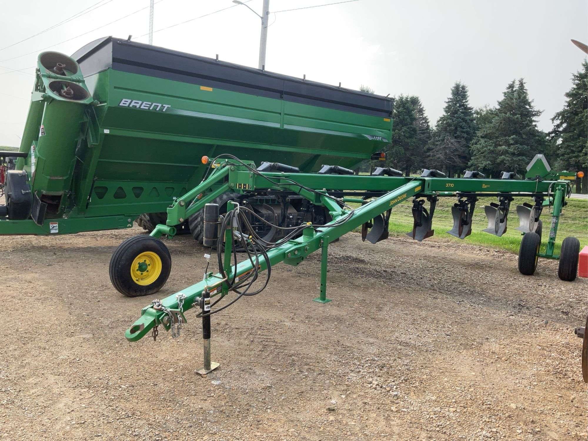John Deere 3710 Equipment Image0