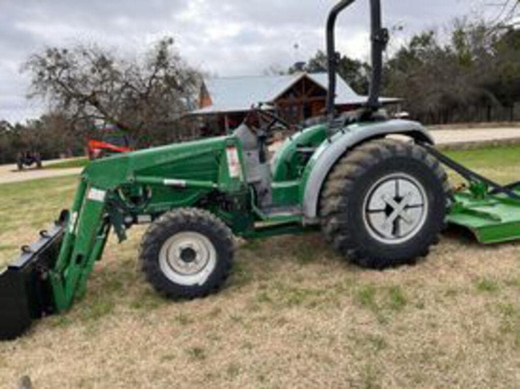 Tractor Zoom Montana 3040