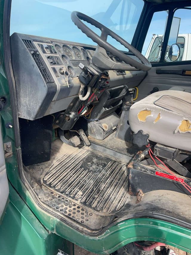 Image of Freightliner FL70 equipment image 3