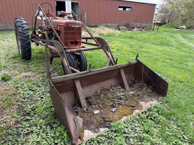 Image of Farmall H equipment image 2