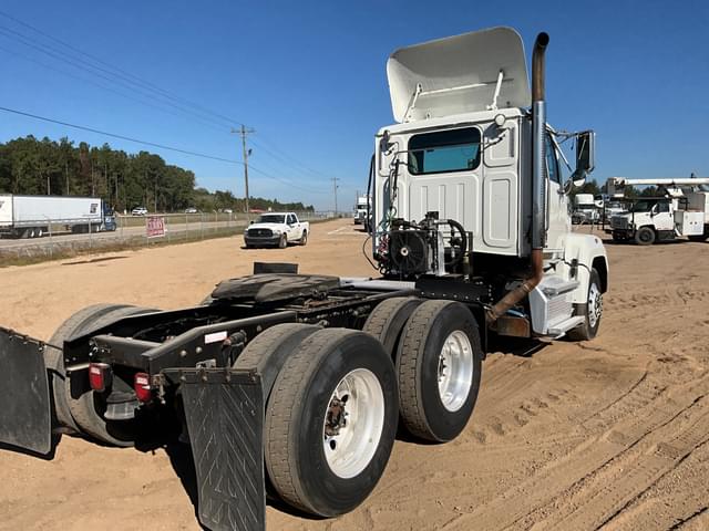 Image of Western Star 4700SF equipment image 4
