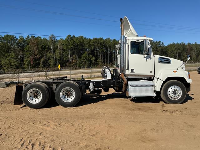 Image of Western Star 4700SF equipment image 3