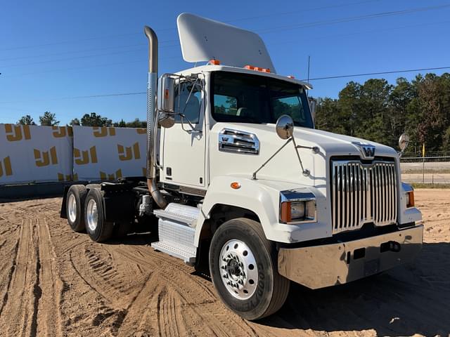 Image of Western Star 4700SF equipment image 2