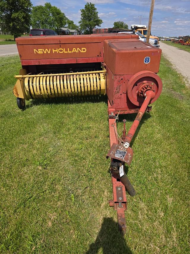 Image of New Holland 565 equipment image 1