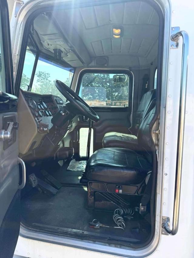 Image of Peterbilt 335 equipment image 3
