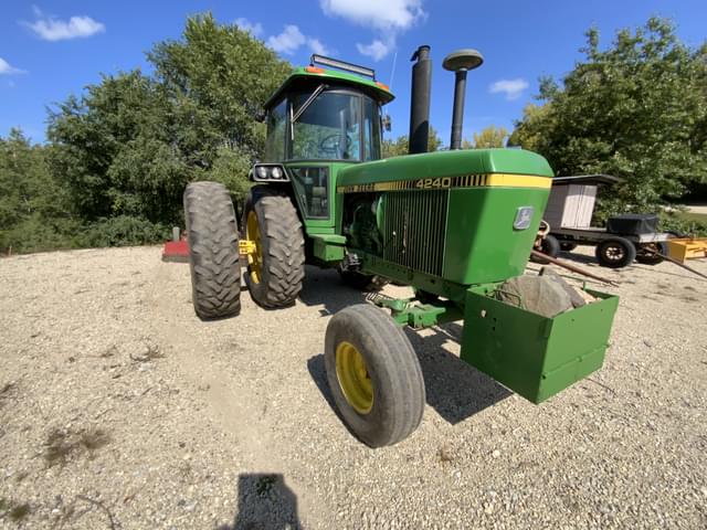 Image of John Deere 4240 equipment image 1