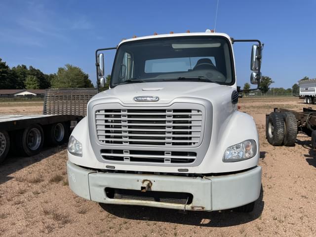 Image of Freightliner M2112 equipment image 2