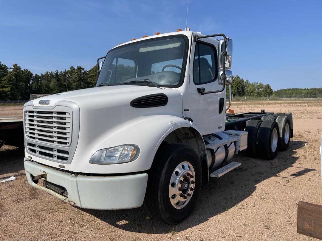Image of Freightliner M2112 Primary image