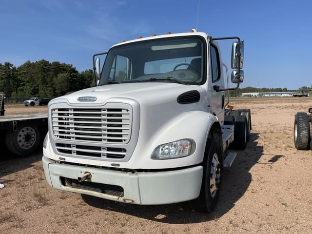 Image of Freightliner M2112 equipment image 1