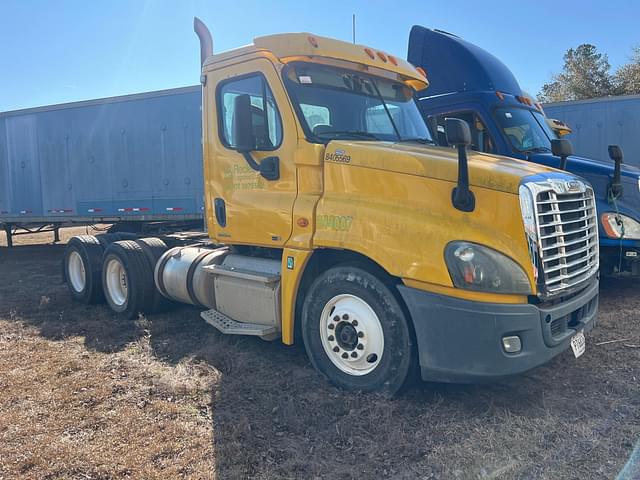 Image of Freightliner Cascadia equipment image 2