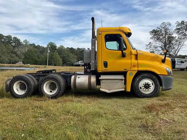 Image of Freightliner Cascadia equipment image 3