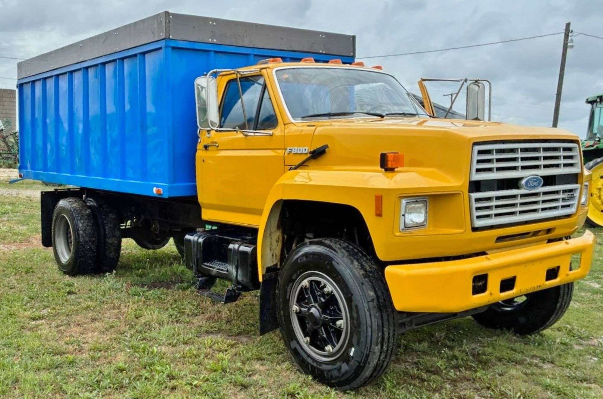 1988 Ford F-800 Equipment Image0