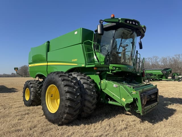 Image of John Deere S680 equipment image 1