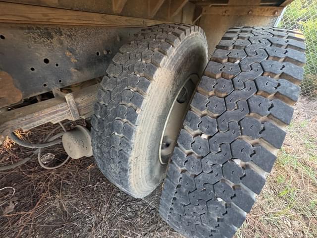 Image of Ford F-750 equipment image 4