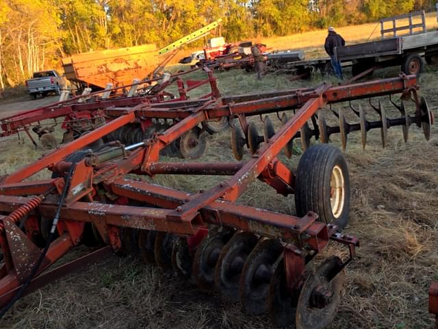 Image of Massey Ferguson 620 equipment image 2
