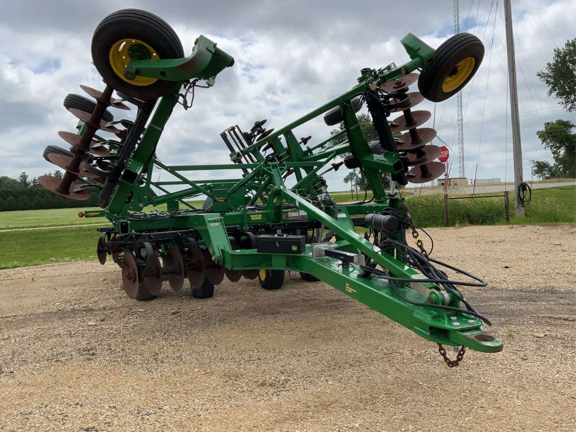 John Deere 2720 Equipment Image0
