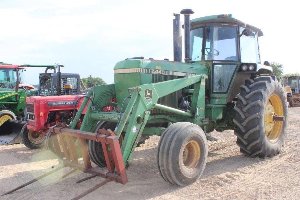John Deere 4440 Equipment Image0