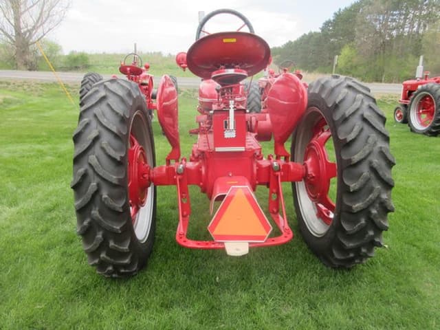 Image of Farmall Super H equipment image 3