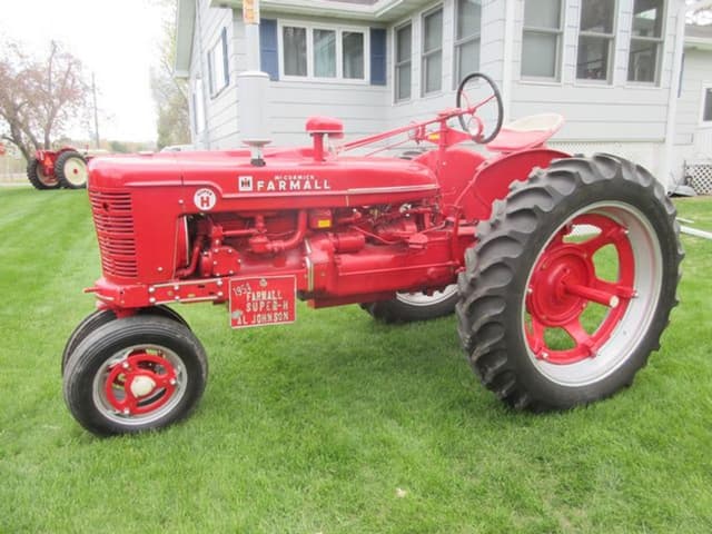 Image of Farmall Super H equipment image 2