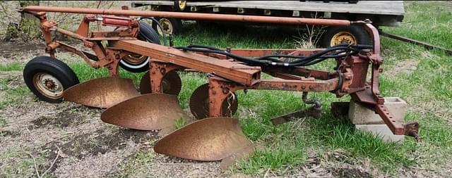 Image of International Harvester 535 equipment image 2