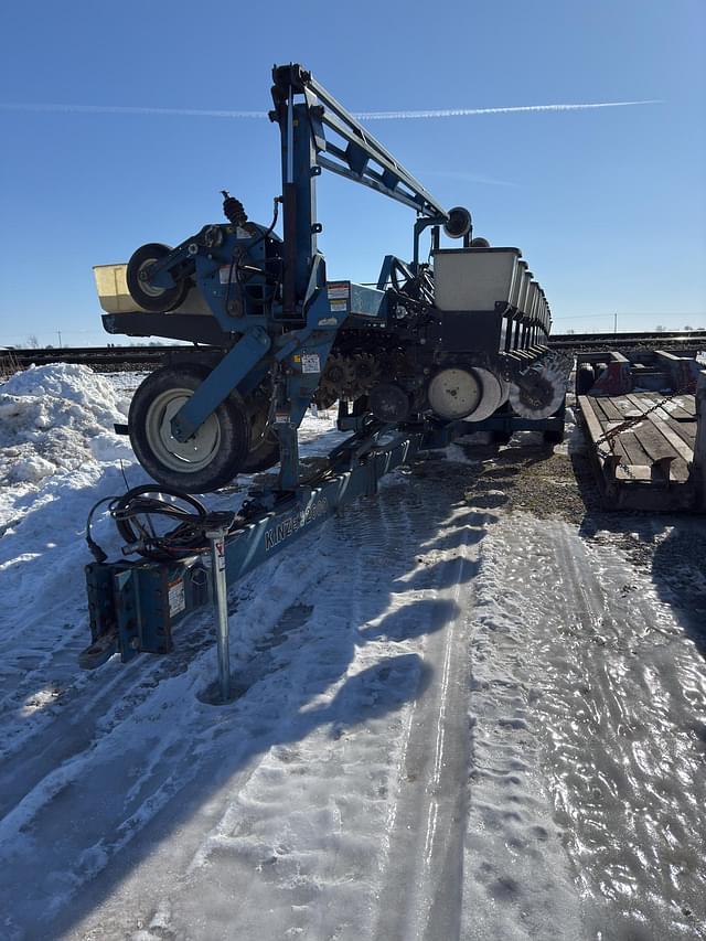 Image of Kinze 2600 equipment image 1