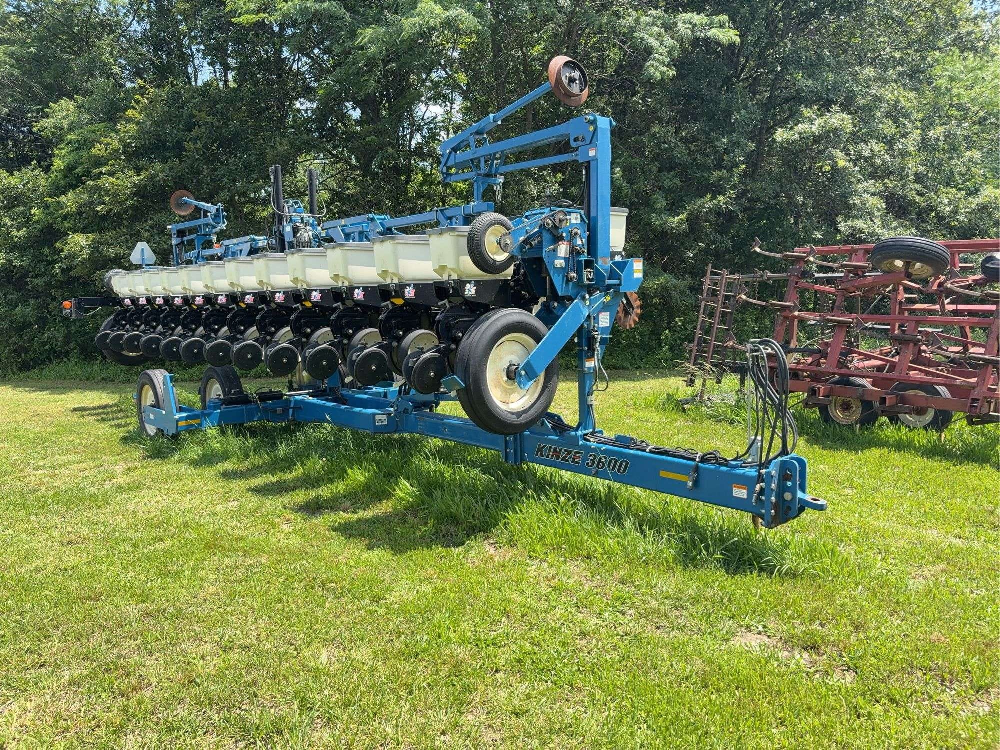 2010 Kinze 3600 Equipment Image0