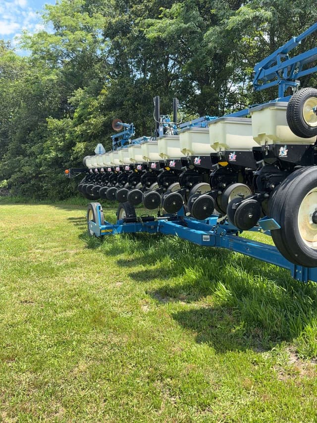 Image of Kinze 3600 equipment image 2