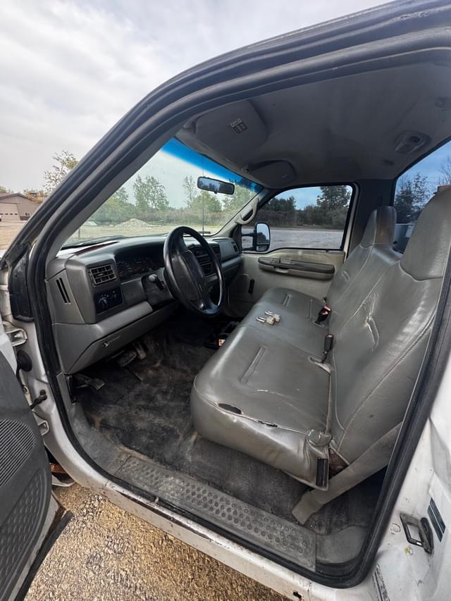 Image of Ford F-450 equipment image 4