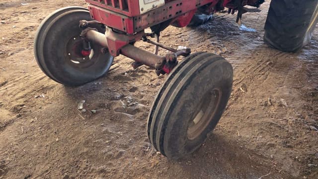 Image of Farmall 806 equipment image 2