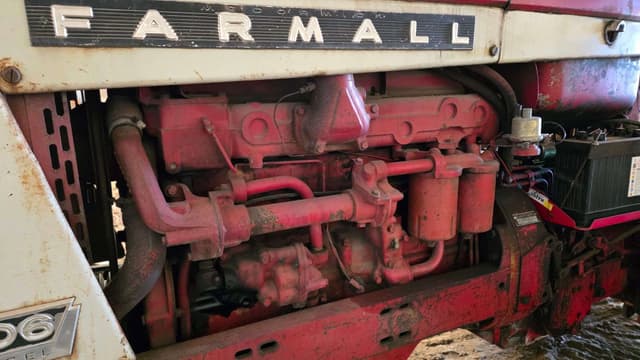 Image of Farmall 806 equipment image 4