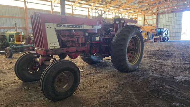 Image of Farmall 806 equipment image 1