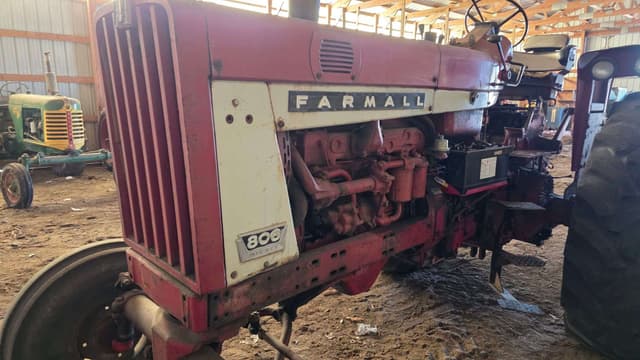 Image of Farmall 806 equipment image 3