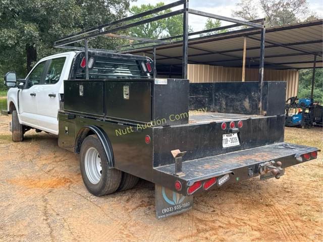Image of Ford F-350 equipment image 2