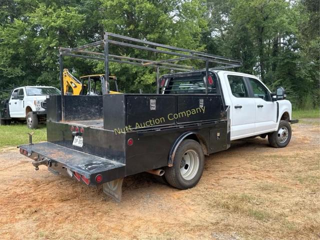 Image of Ford F-350 equipment image 4