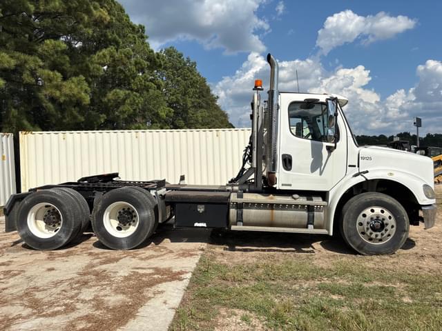 Image of Freightliner M2 equipment image 3