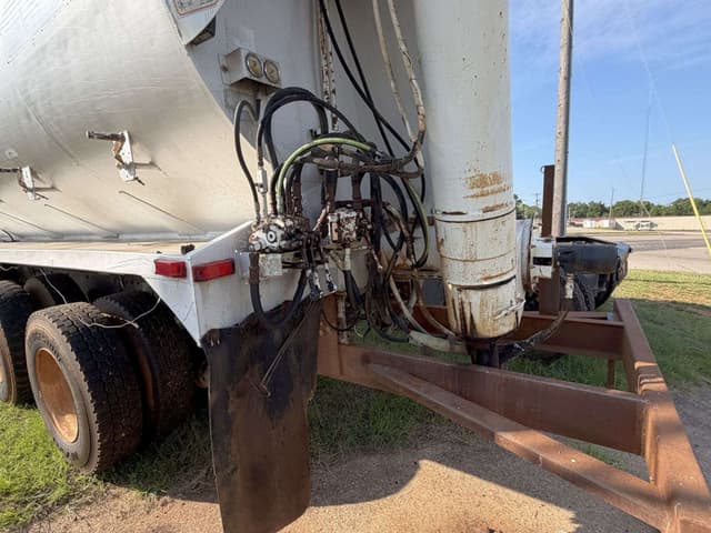 Image of Peterbilt 357 equipment image 4