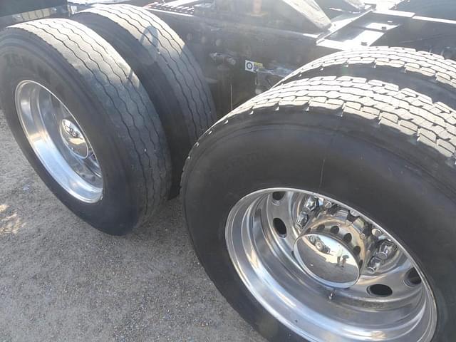 Image of Peterbilt 379 equipment image 4