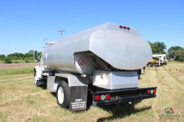 Image of International 4900 equipment image 3