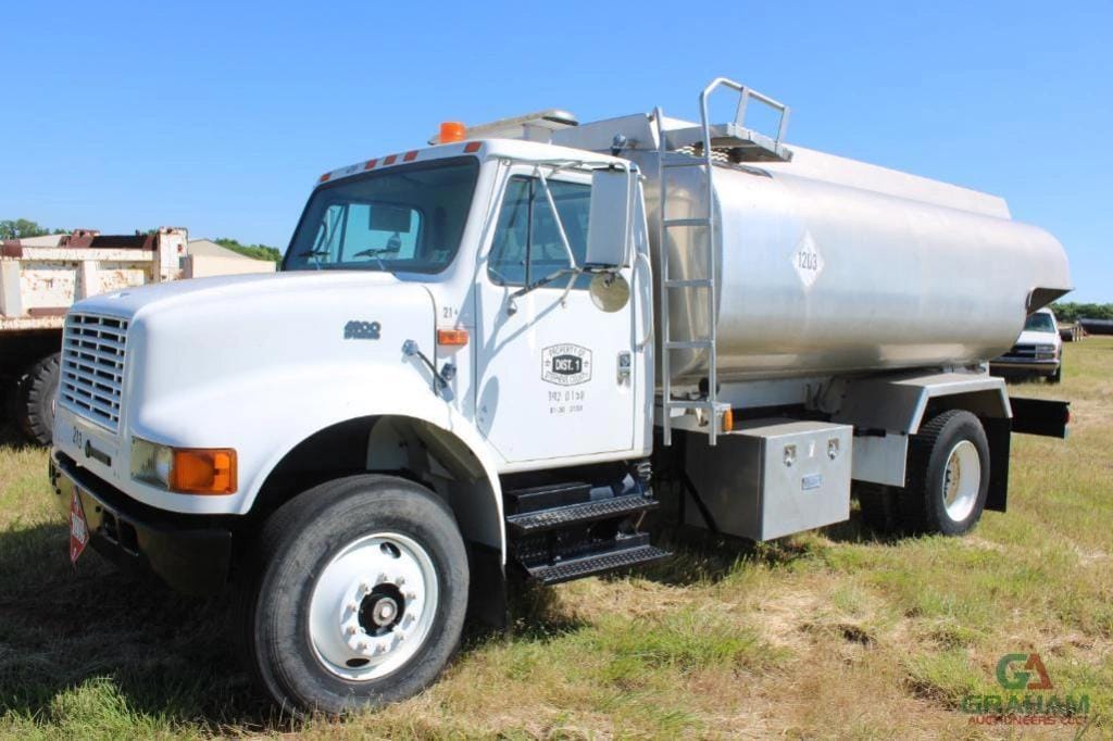 1996 International 4900 Equipment Image0
