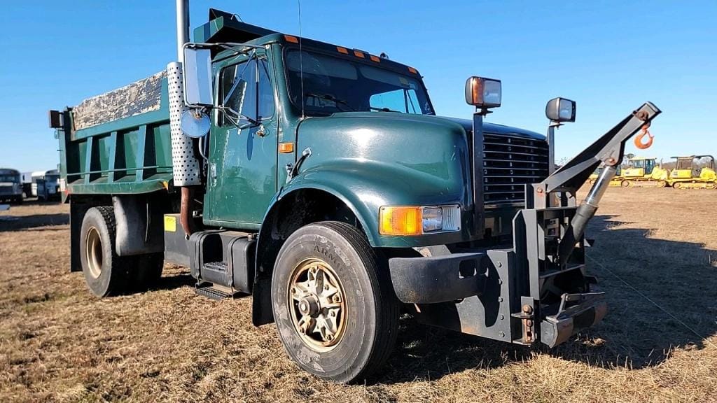 1993 International 4900 Equipment Image0