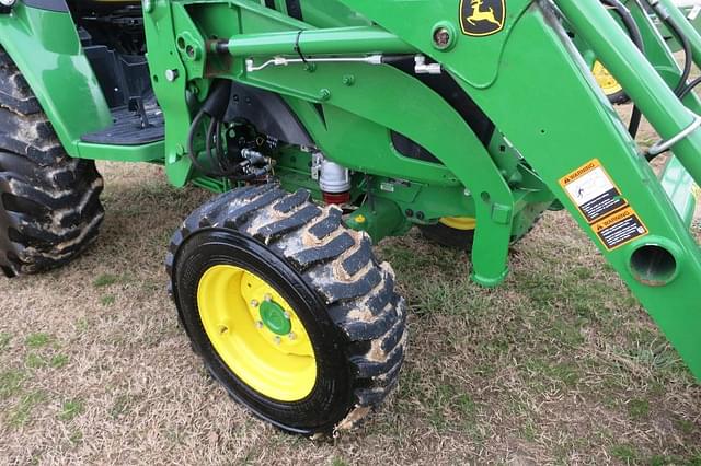 Image of John Deere 4052R equipment image 4